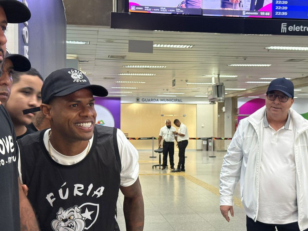 Junior Santos chega ao Rio de Janeiro para assinar com o Botafogo — Foto: Bárbara Mendonça / ge