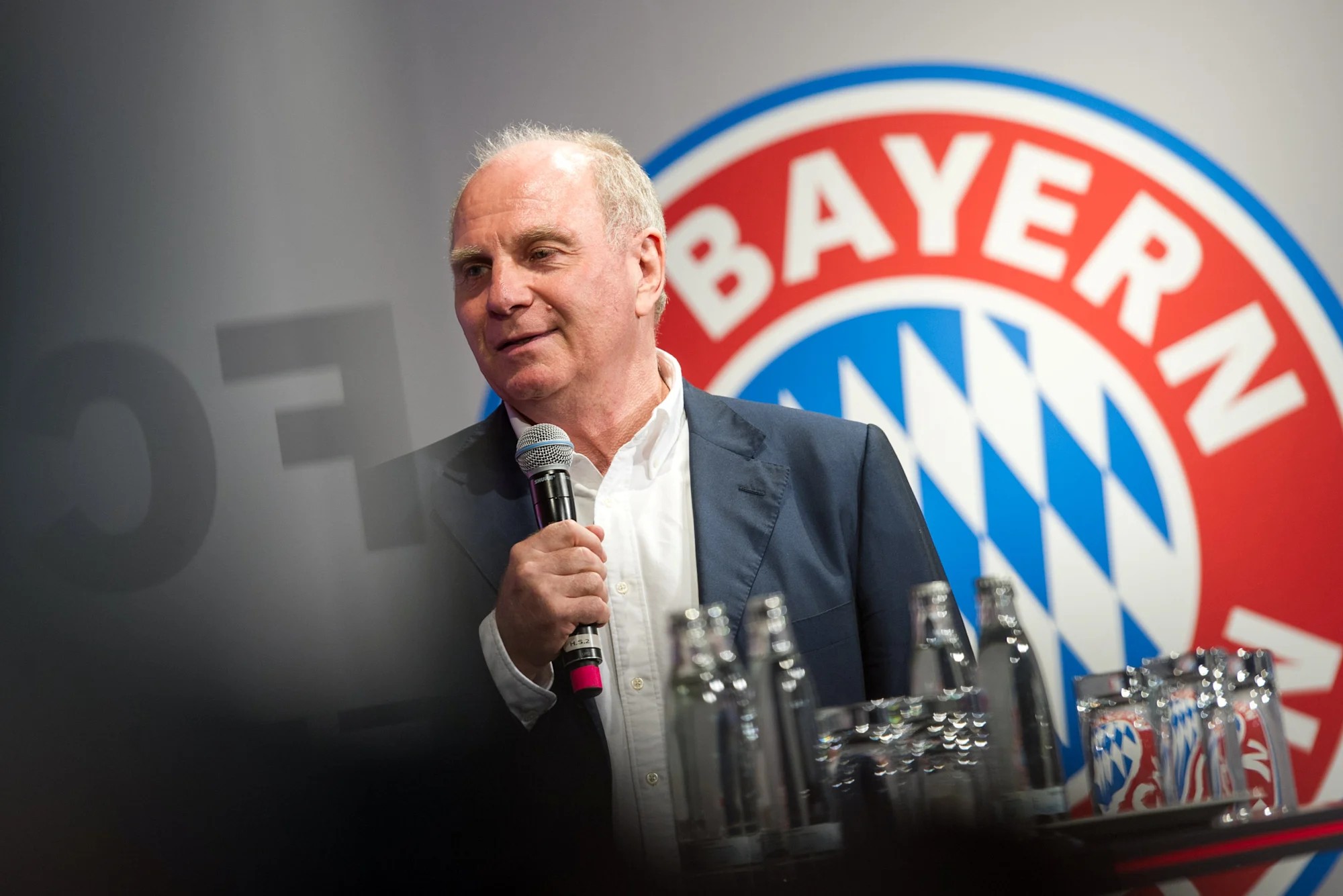 Presidente de honra do Bayern critica euforia com Klopp e questiona influência do treinador