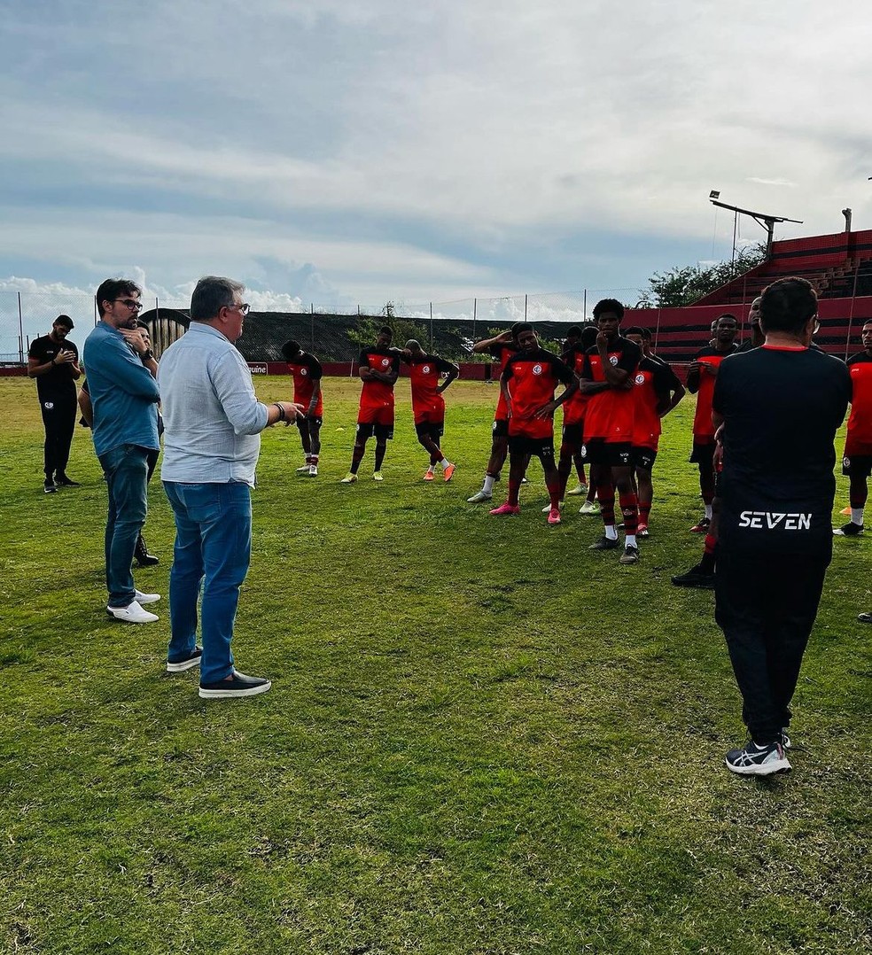 Conversa entre elenco do Campinense e diretoria — Foto: Divulgação / Campinense