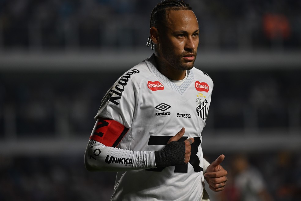 Neymar discute com torcedor depois de derrota do Santos para o Inter na Vila