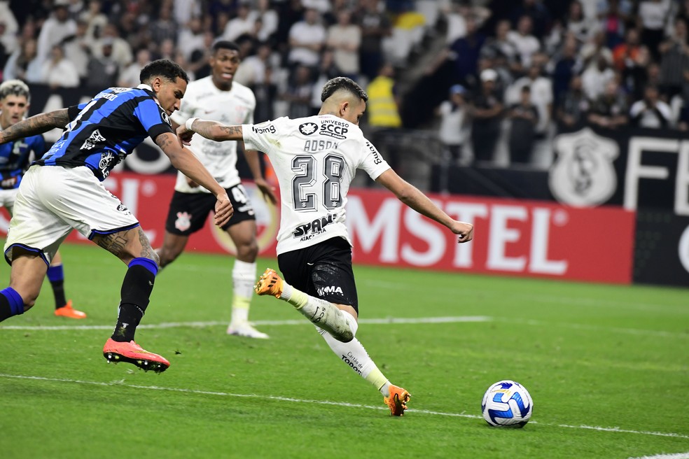 Corinthians x Liverpool (URU), Adson — Foto: Marcos Ribolli