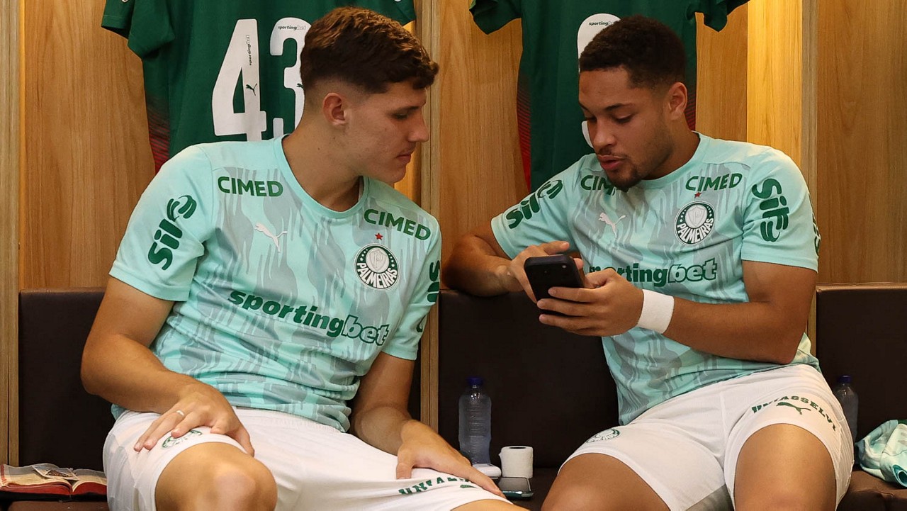 Vitor Roque: Entenda os Motivos da Espera pela Liberação para Atuar pelo Palmeiras