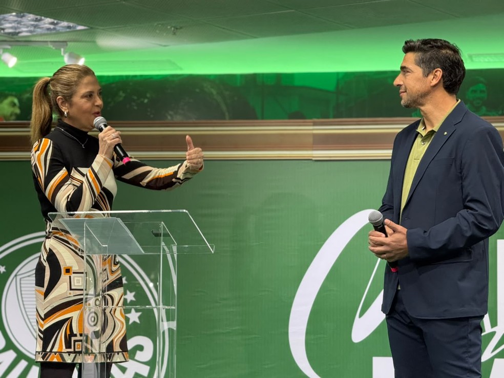 Abel Ferreira e Leila Pereira em homenagem ao treinador português do Palmeiras — Foto: Camila Alves/ge