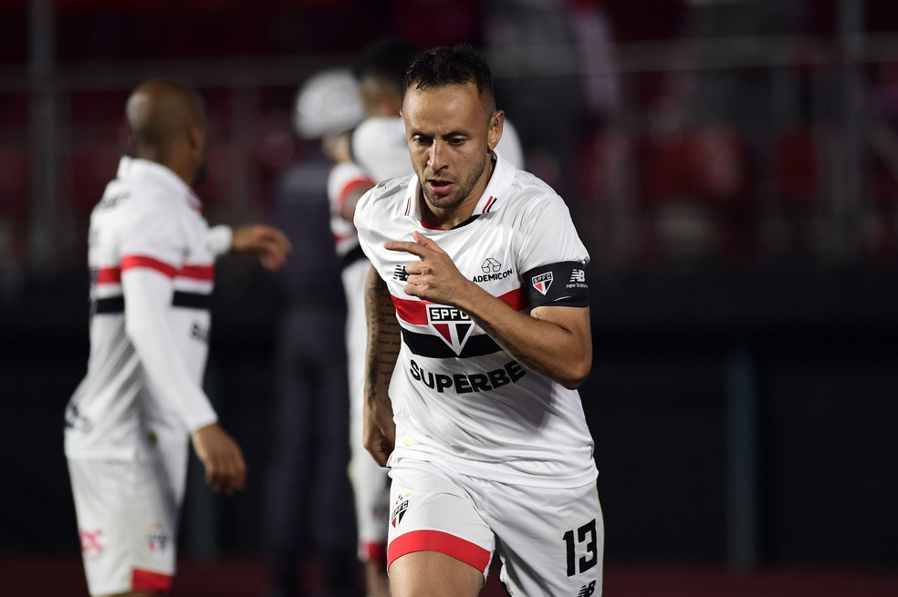 Rafinha agradeceu a torcida do São Paulo e prometeu torcer pelo clube de longe — Foto: Marcos Ribolli