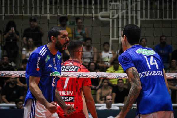 Cruzeiro mantém liderança da Superliga Masculina ao vencer Sesi-Bauru de virada.