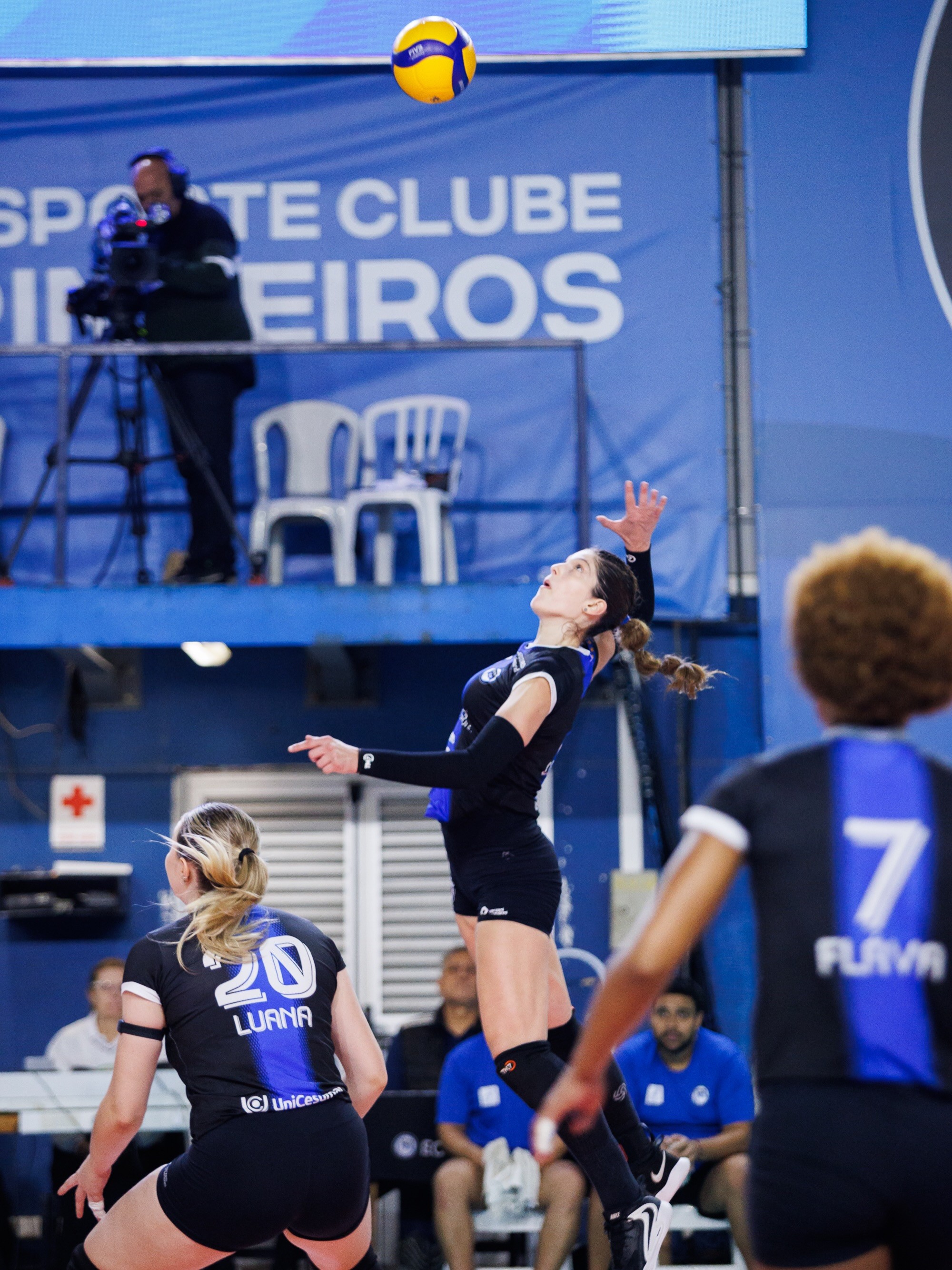 Pinheiros bate Brusque no tie-break e vence a primeira na Superliga Feminina