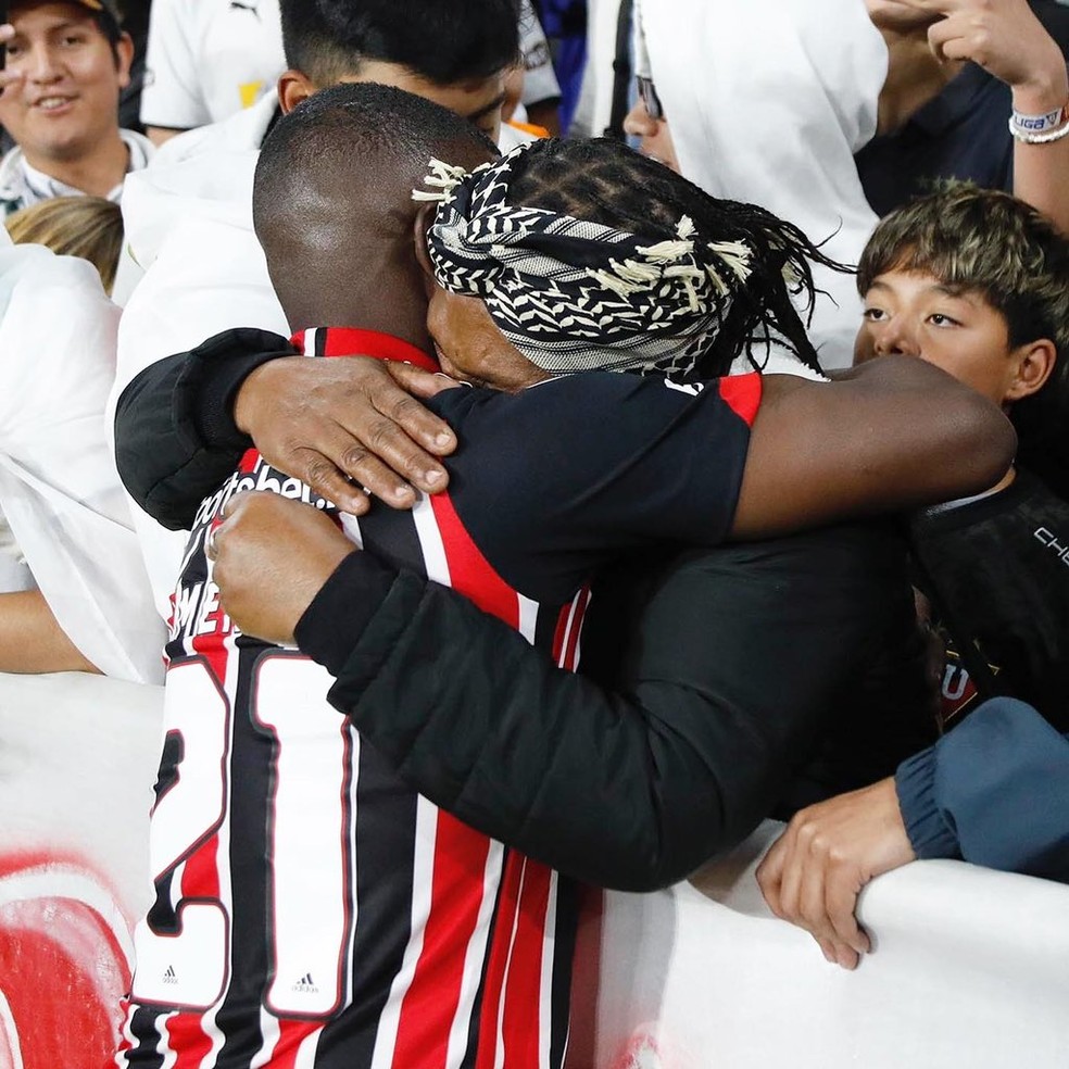 Méndez recebe o abraço da mãe no estádio Casa Blanca — Foto: Rubens Chiri/saopaulofc