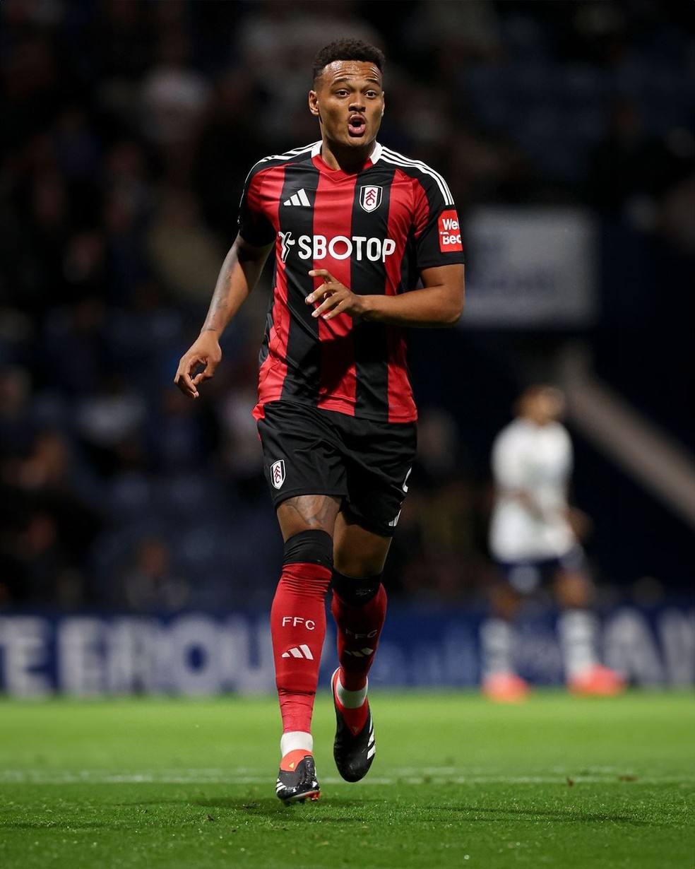 Rodrigo Muniz com a camisa rubro-negra do Fulham — Foto: Reprodução / Instagram
