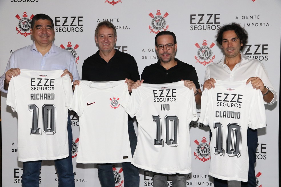 Gilberto Corazza, ex-superintendente de negócios do Corinthians, com represetantes da EZZE