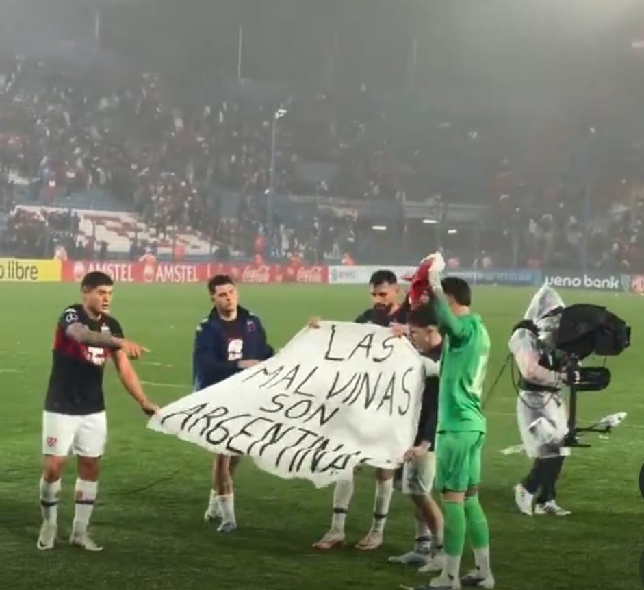 Time argentino exibe faixa sobre as Malvinas depois de vitória na Sul-Americana