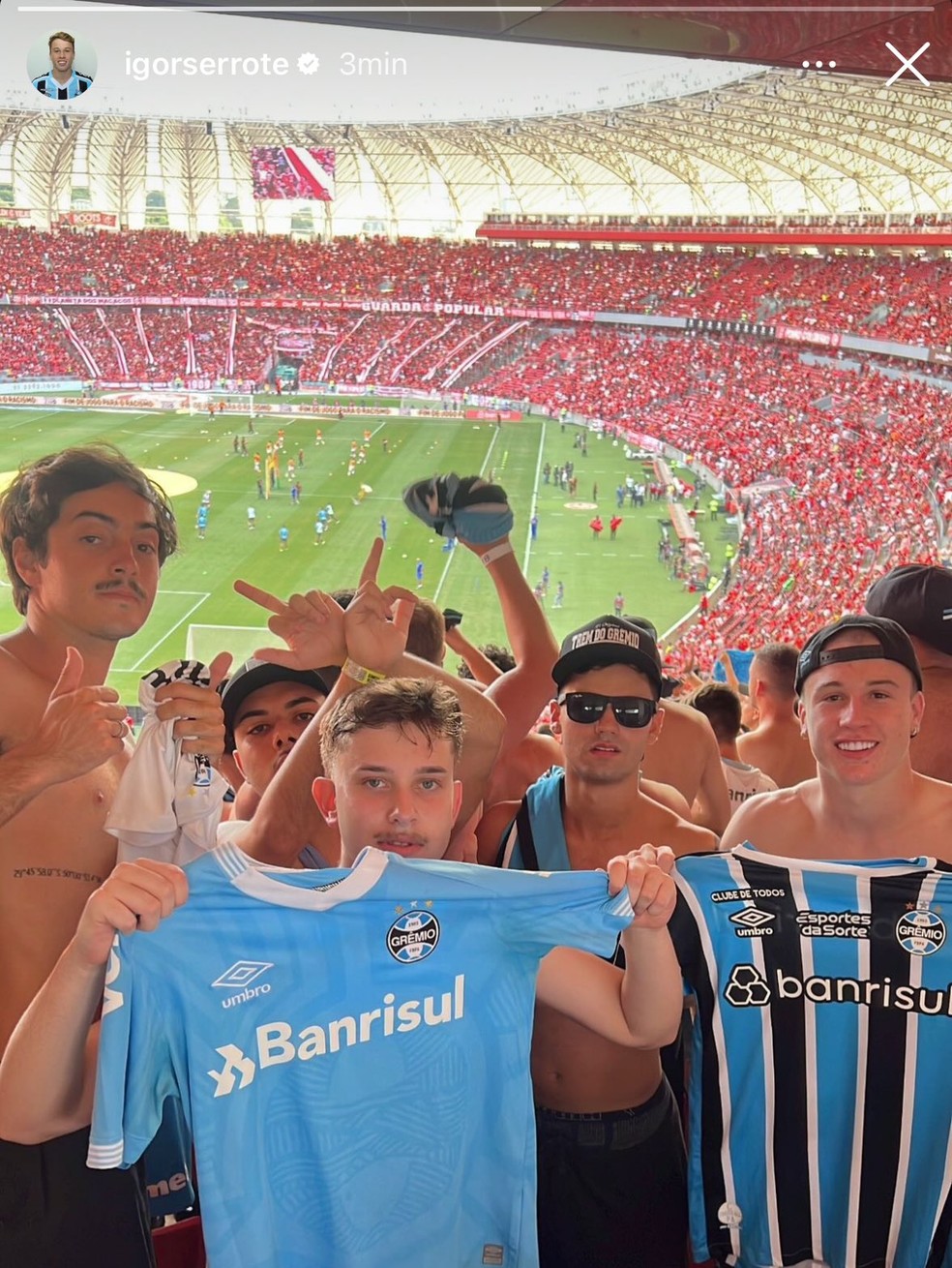 Igor Serrote (mais à direita da foto, de boné virado), do sub-20, na torcida do Grêmio no Gre-Nal — Foto: Reprodução/Instagram