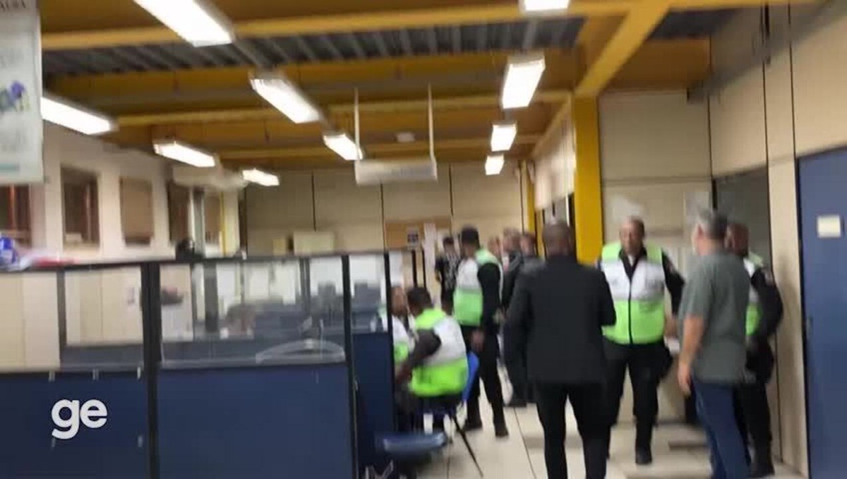 Marcos Braz e torcedor envolvido em briga vão à delegacia prestar depoimento