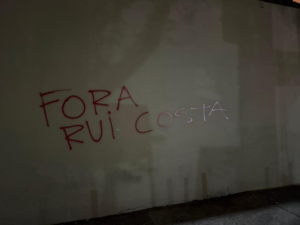 Muro do Morumbis pichado após derrota do São Paulo — Foto: ge