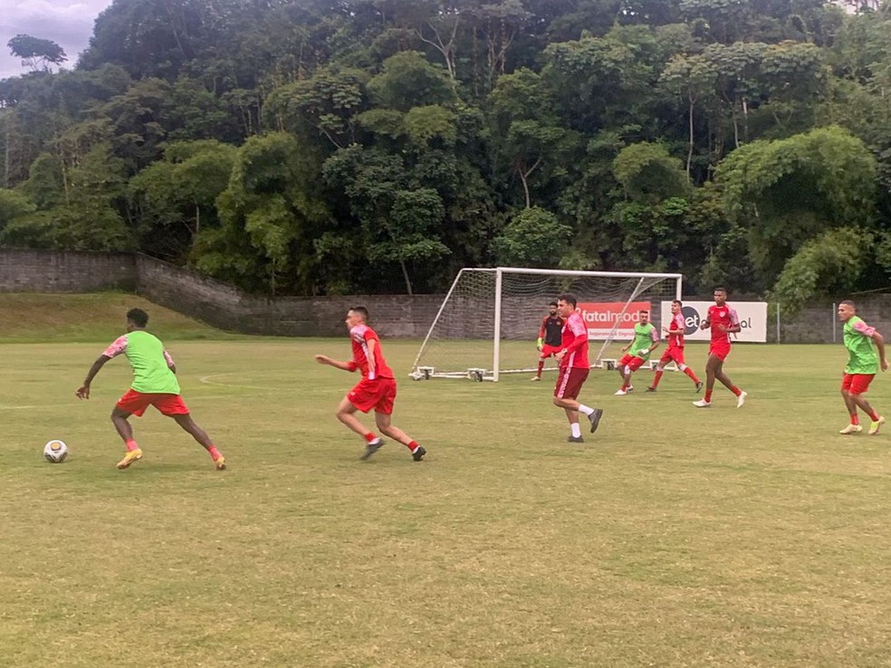 Foto de Pessoas Jogando Basquete e mais fotos de stock de 18-19