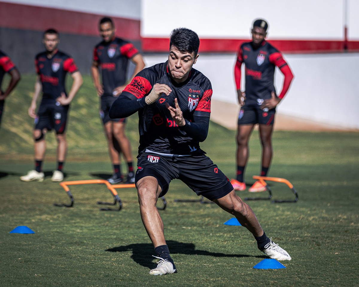Roni aprova experiência como lateral-direito e afirma que tenta ser o ...