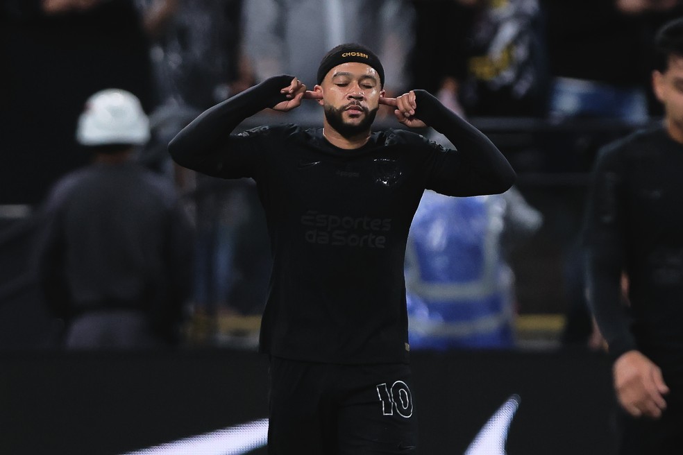 Memphis comemora o gol anotado contra o Vasco — Foto: Ettore Chiereguini/AGIF