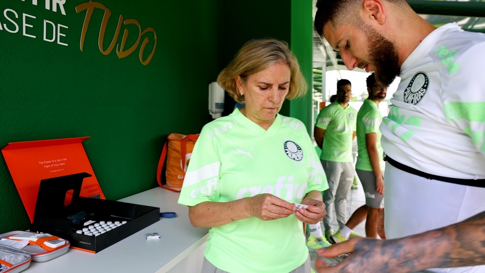 Zé Rafael colocando adesivo para medição de perda de eletrólitos — Foto: Palmeiras / Divulgação