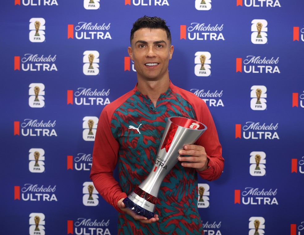 Cristiano Ronaldo é eleito melhor em campo na vitória de Portugal sobre o Uzbequistão — Foto: Alex Pantling - FIFA/FIFA via Getty Images