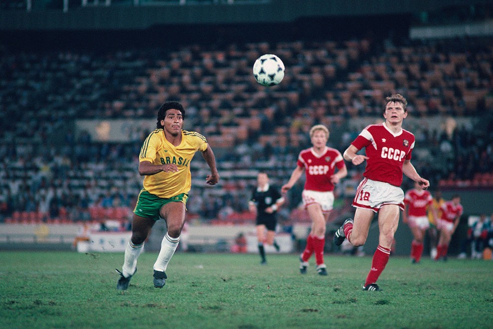 Romário contra a URSS nos Jogos Olímpicos em 1988 — Foto: Marc Francotte/TempSport/Corbis via Getty Images