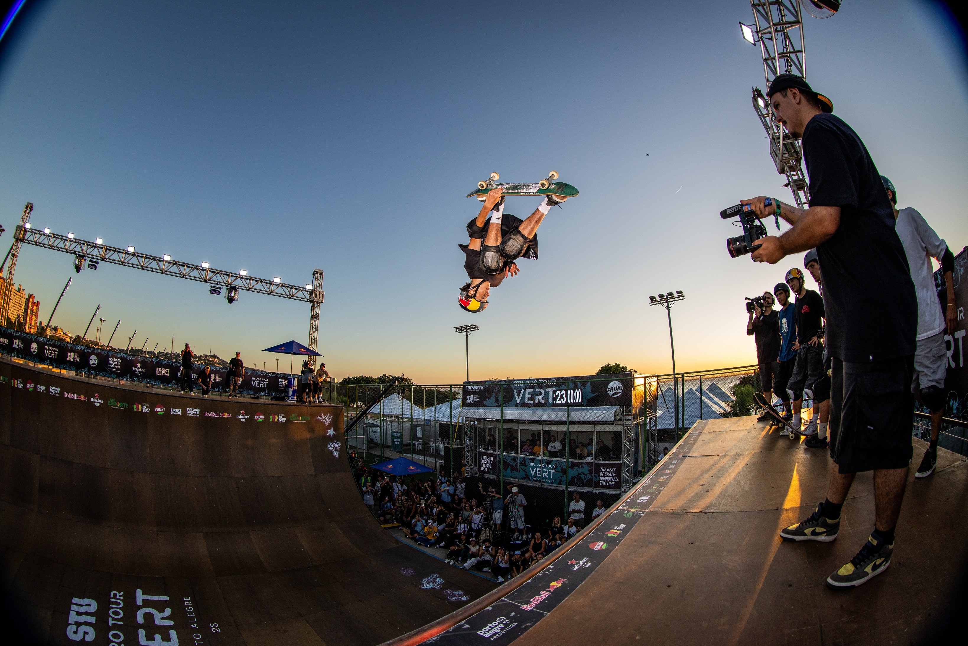 Com nota 98, Gui Khury é campeão no skate vertical na etapa de Porto ...