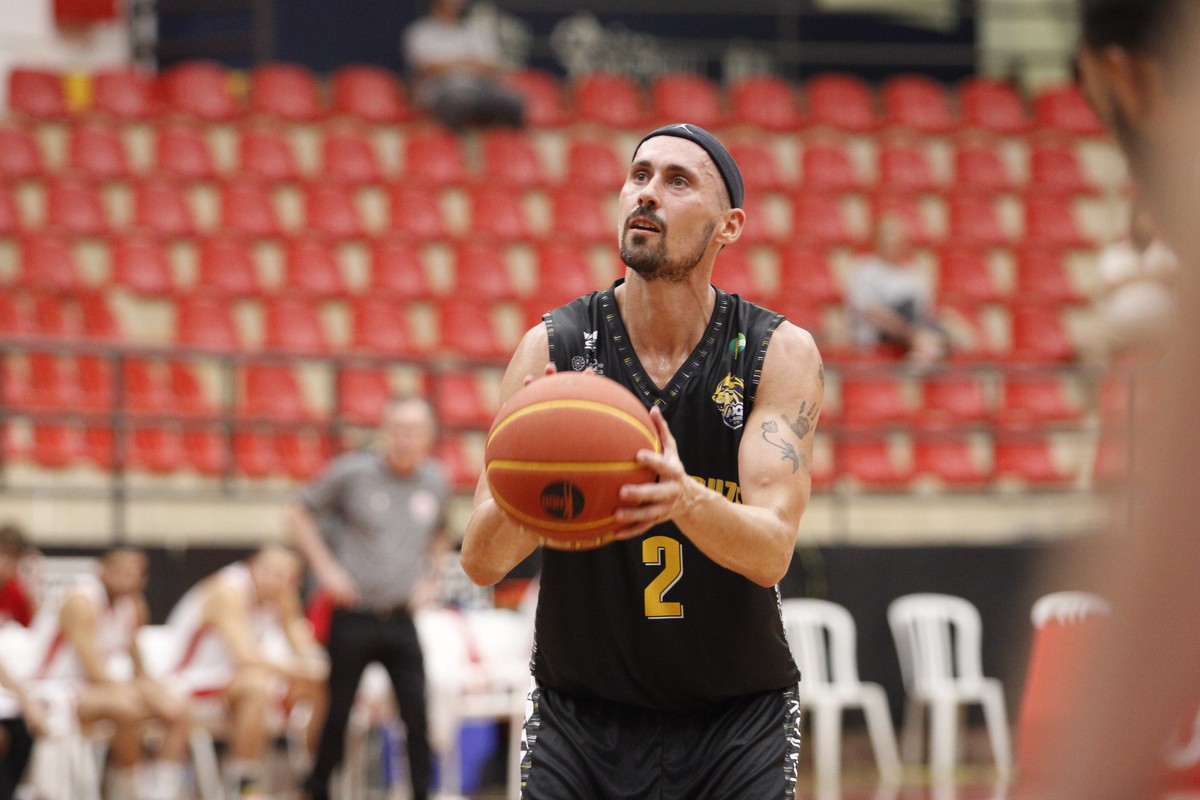 Jovem muçulmana impedida de entrar em jogo de basquetebol por não querer  mostrar os braços – Observador