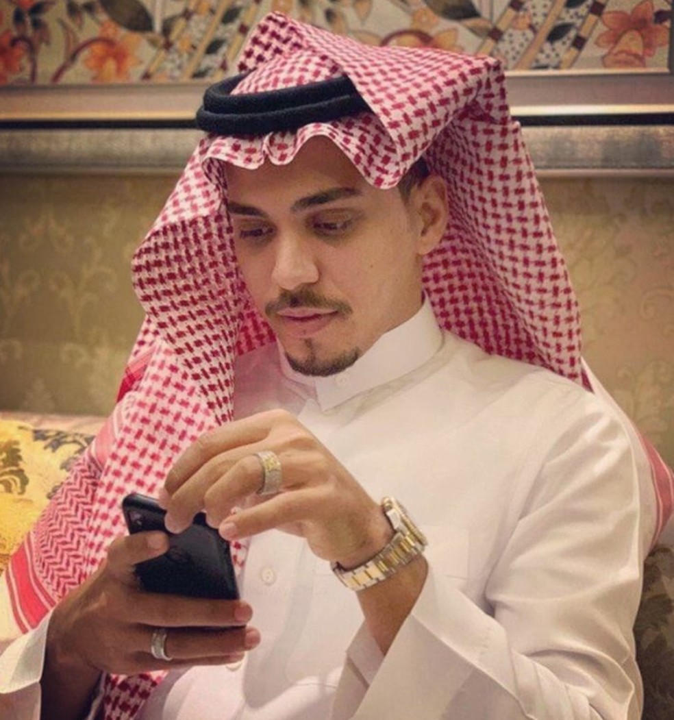 Eduardo, meia do Botafogo, com vestimentas árabes nos tempos de Al-Hilal; meia cita "vida normal" no país islâmico — Foto: Reprodução