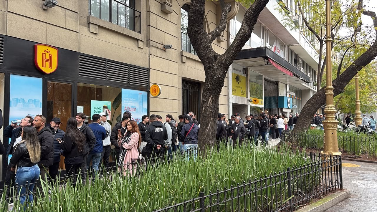 Torcida do Vasco faz fila enorme, e retirada de ingressos para jogo contra o Boca dura mais de três horas