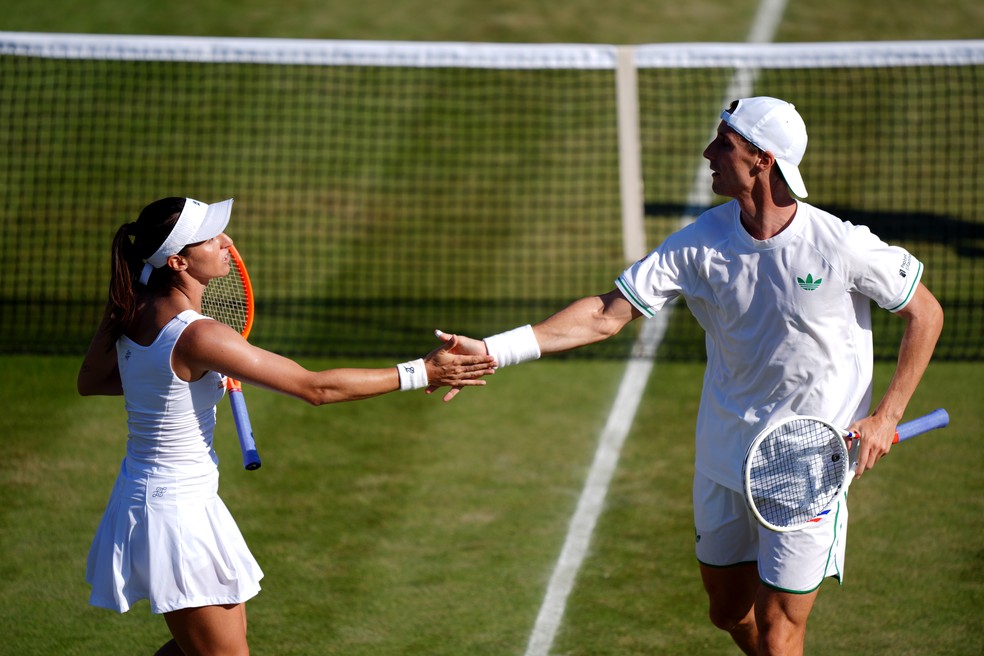 Luisa Stefani cumprimenta Joe Salisbury na semifinal de duplas mistas em Wimbledon — Foto: Ben Whitley/PA Images via Getty Images