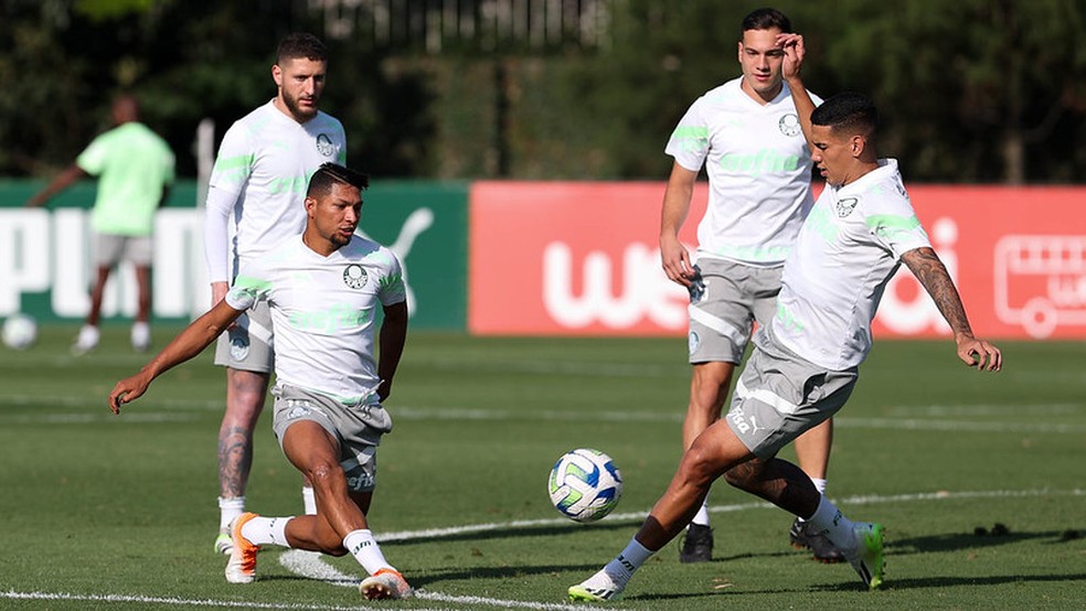 Rony e Naves se enfrentam durante treino do Palmeiras — Foto: Cesar Greco