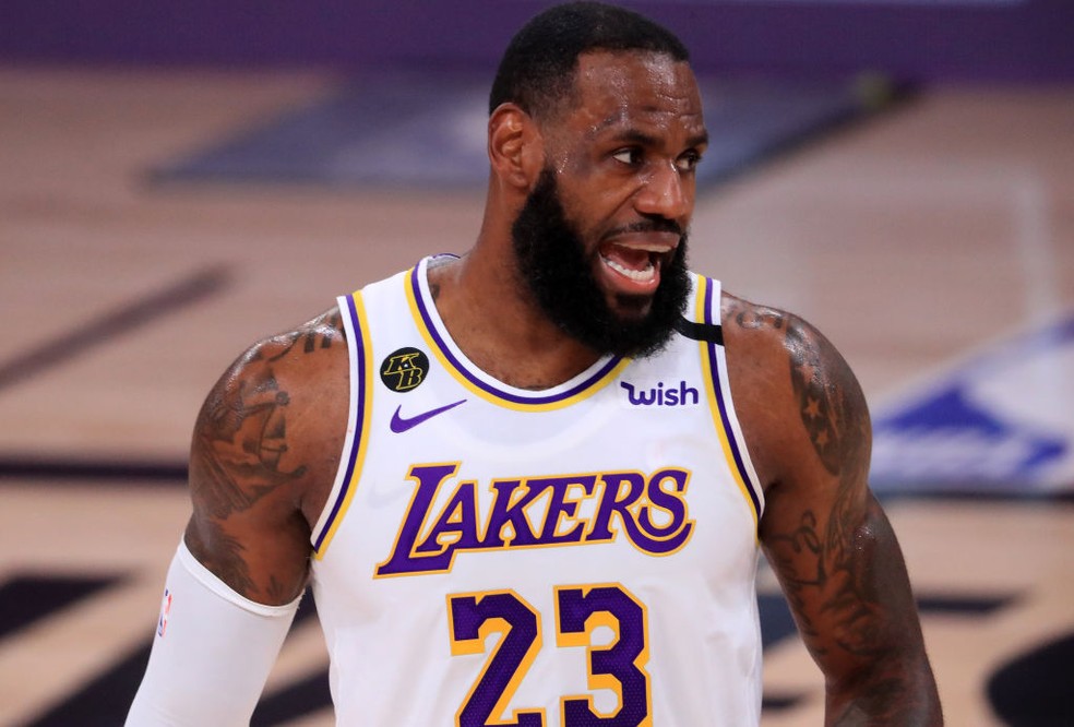 Como LeBron James se tornou o rei das quadras e um craque dos