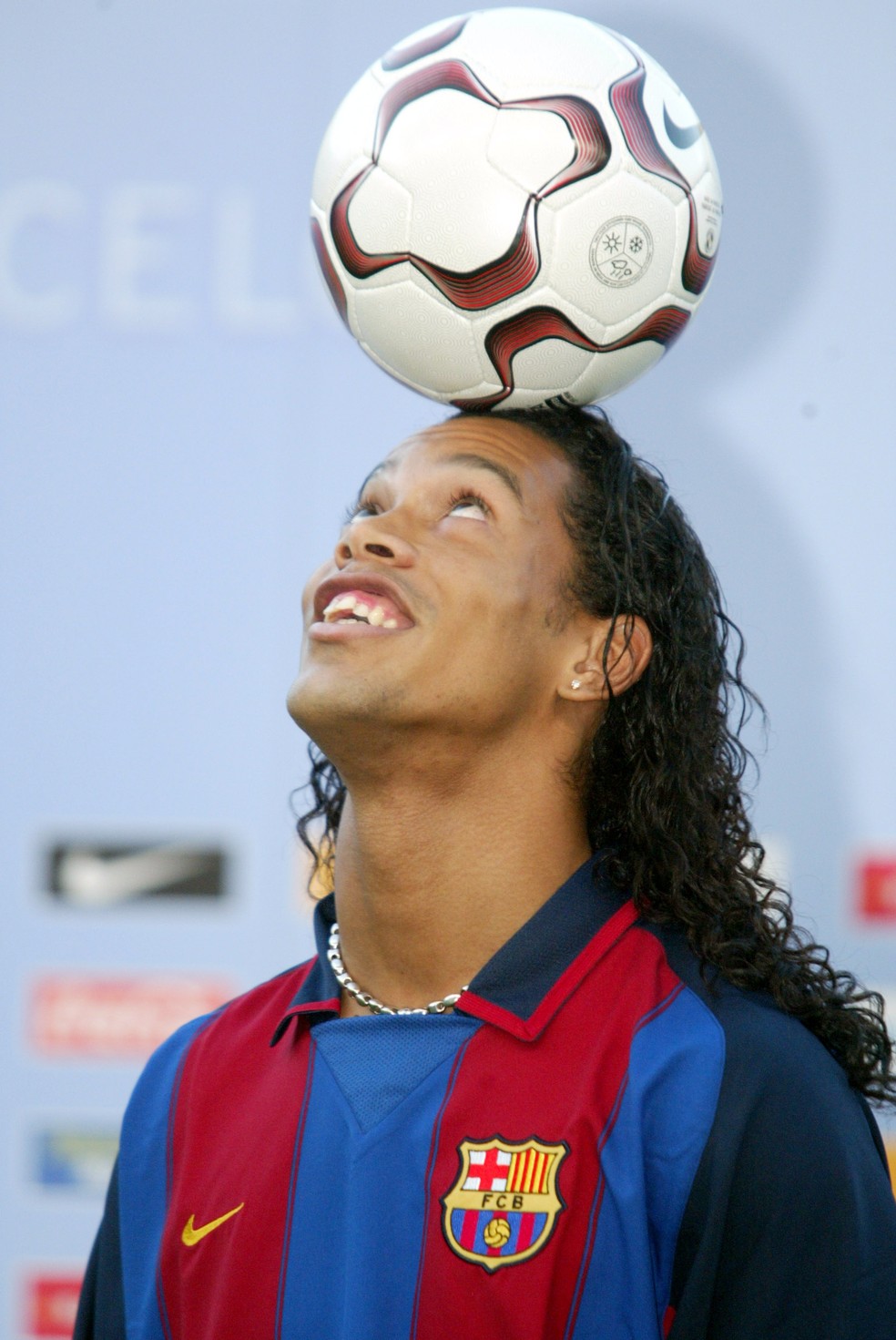 Ronaldinho chegou ao Barcelona em 2003 e deixou o time como ídolo, em 2008 — Foto: Divulgação / Barcelona