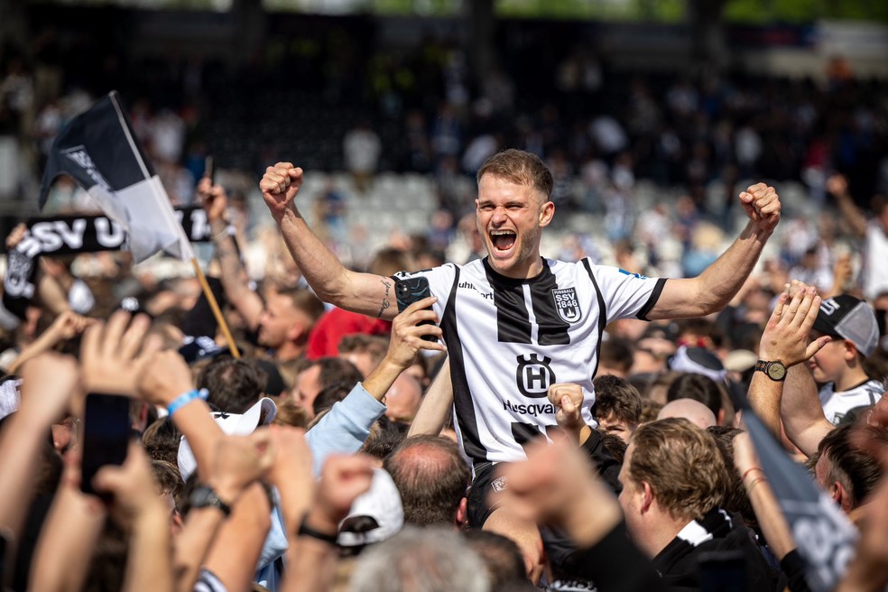 Leo Scienza nos braços da torcida do Ulm, campeão da terceira divisão — Foto: Divulgação / Ulm