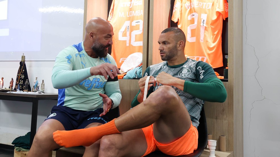 Rogério Godoy, preparador de goleiros do Palmeiras, e Weverton antes do jogo contra o Barcelona-EQU — Foto: Cesar Greco/Palmeiras