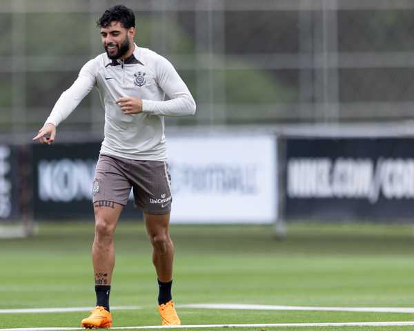 Ramón Díaz comanda treino tático no Corinthians durante pausa FIFA.