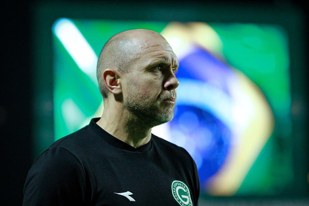Mozart, técnico do Goiás, na Serrinha — Foto: Rosiron Rodrigues/Goiás E.C.