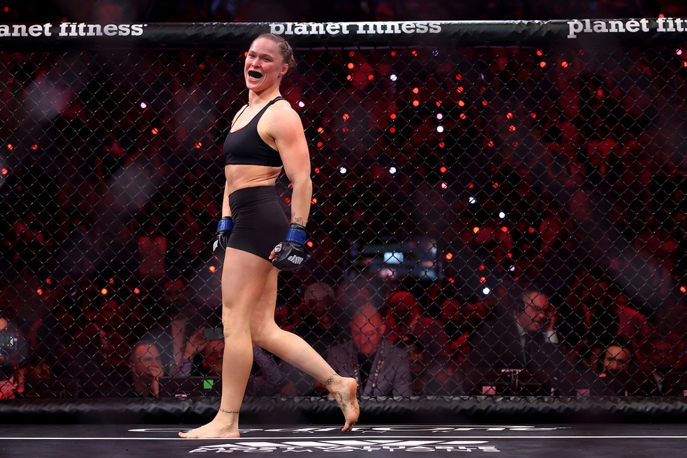 Ronda Rousey comemora após vencer Gina Carano em 17s — Foto: Sarah Stier/Getty