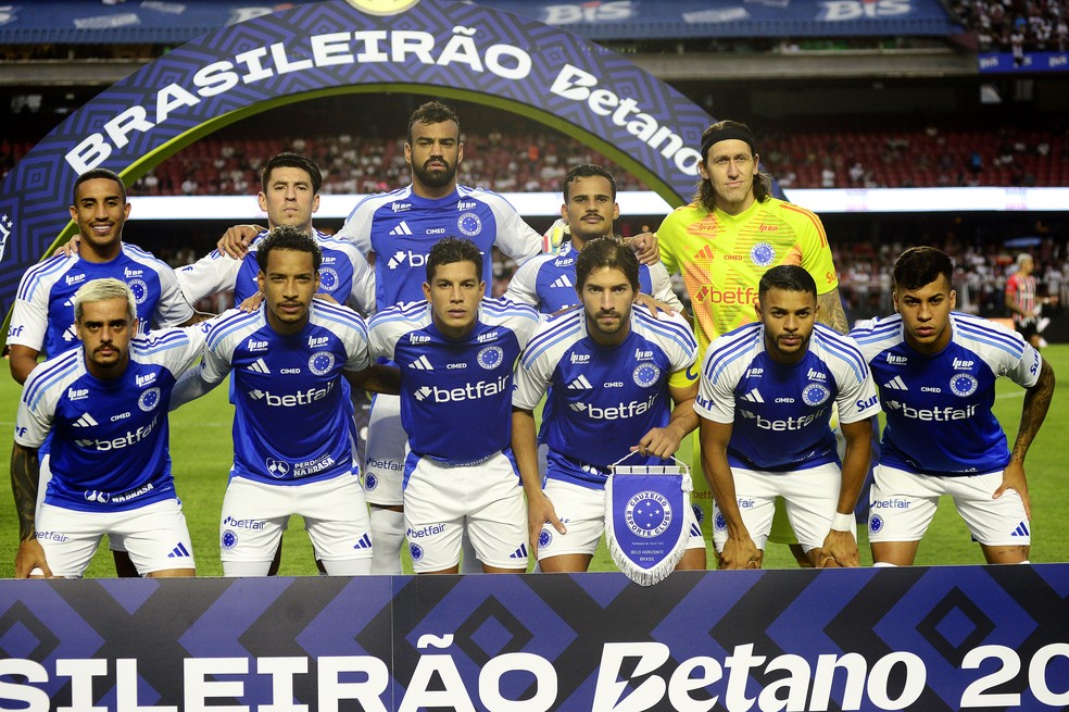 Jogadores do Cruzeiro antes de jogo contra o São Paulo, no Morumbi, pelo Campeonato Brasileiro — Foto: Marcos Ribolli