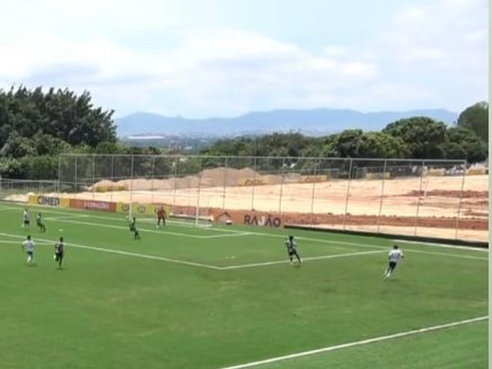 Cruzeiro realiza troca do gramado de um dos campos da Toca da Raposa — Foto: Reprodução