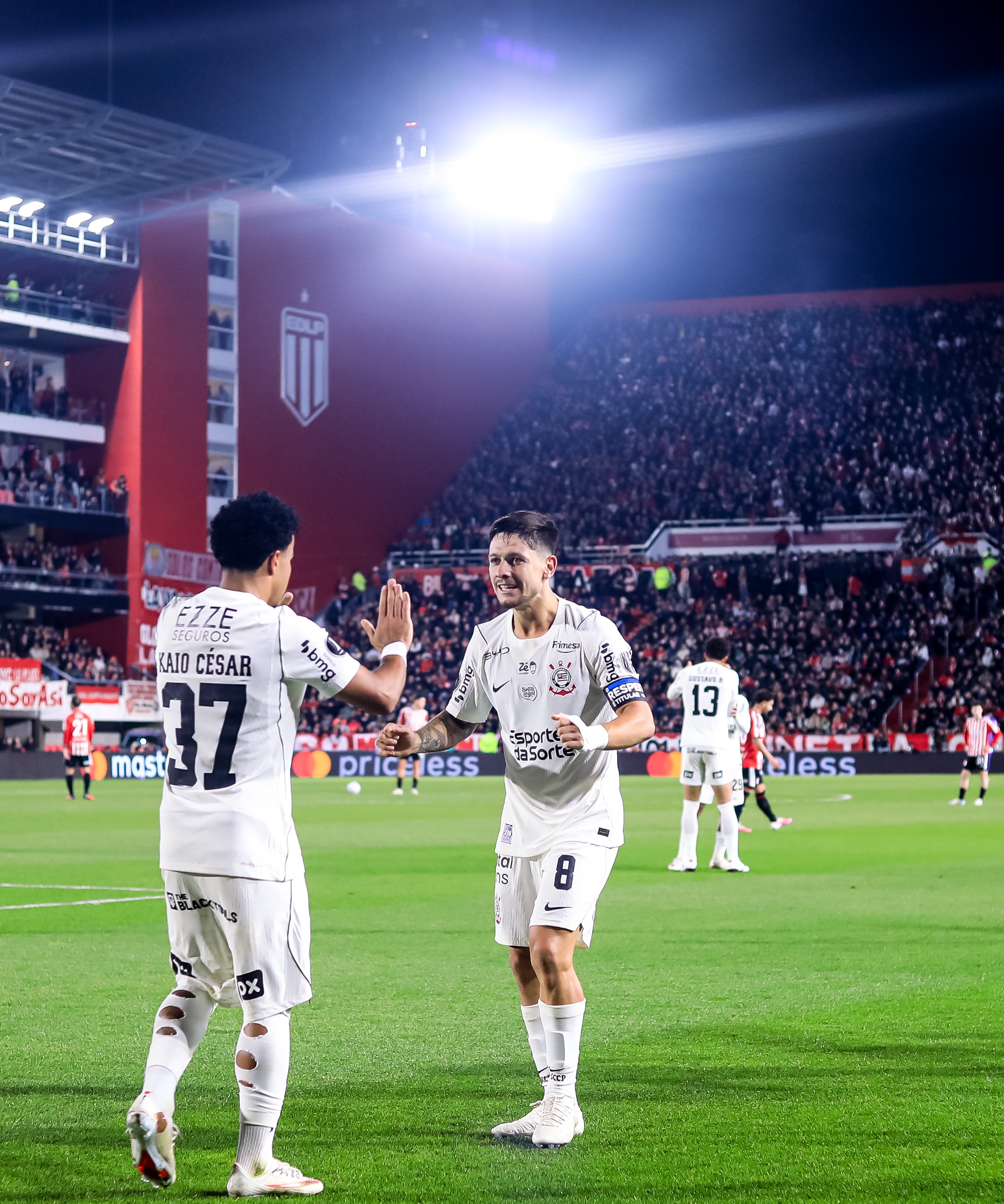 Garro vira líder de assistências na Libertadores e ganha elogio de Diniz: "Trabalho muito positivo"