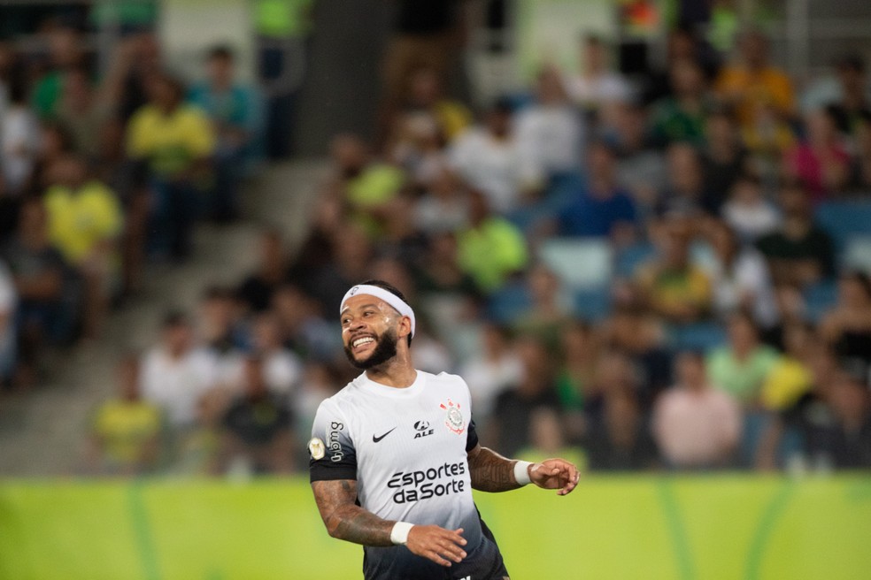 Memphis Depay em Cuiabá x Corinthians — Foto: Gil Gomes / AGIF