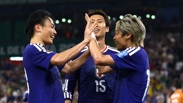 Japoneses comemoram um dos gols da goleada sobre a Tunísia