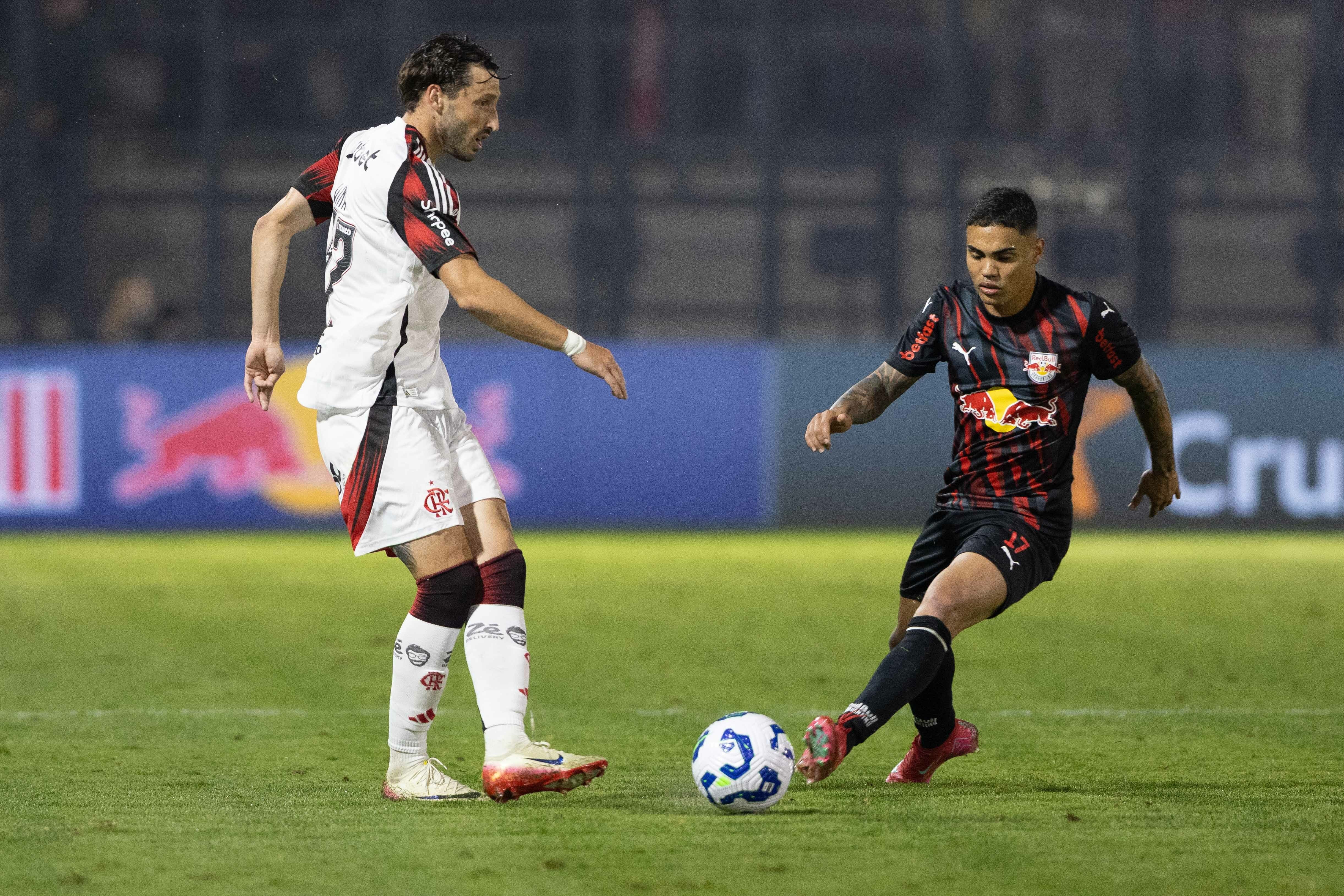 Viña mostra que pode resolver problema na lateral do Flamengo com Filipe Luís.