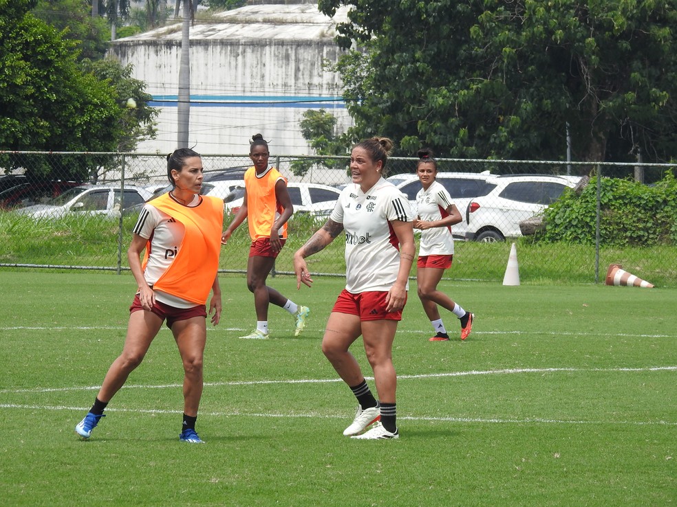Gláucia (à direita de Thaísa, de colete laranja) é uma das melhores e mais carismáticas atacantes do país — Foto: Fred Gomes
