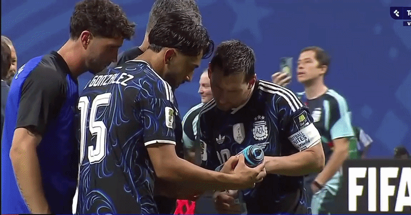 Messi e companheiros encontram "cola" para pênaltis em garrafa de goleiro da Inglaterra; veja