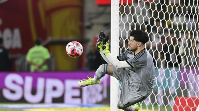 Rossi defende pênalti para o Flamengo contra o Fluminense
