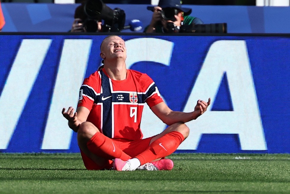 Haaland comemora gol pela Noruega — Foto: Winslow Townson / Reuters