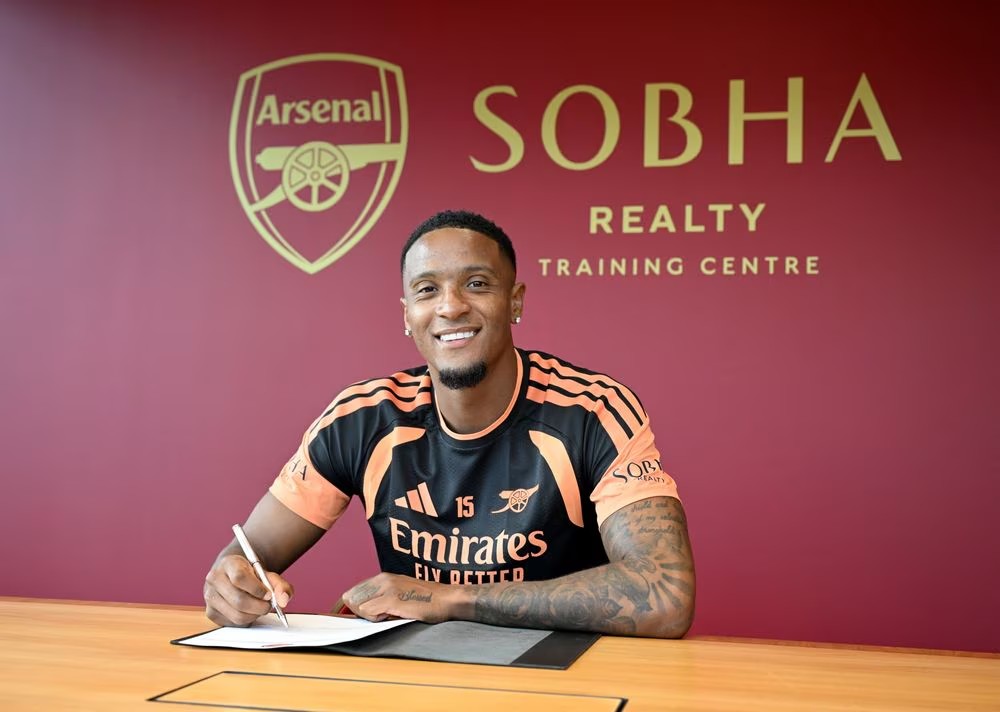 Arsenal anuncia contratação de zagueiro Konsa, por R$ 388 milhões