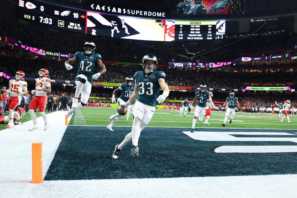 Cooper DeJean (33) marca o segundo touchdown do Philadelphia Eagles contra o Kansas City Chiefs no Super Bowl LIX — Foto: Gregory Shamus/Getty Images