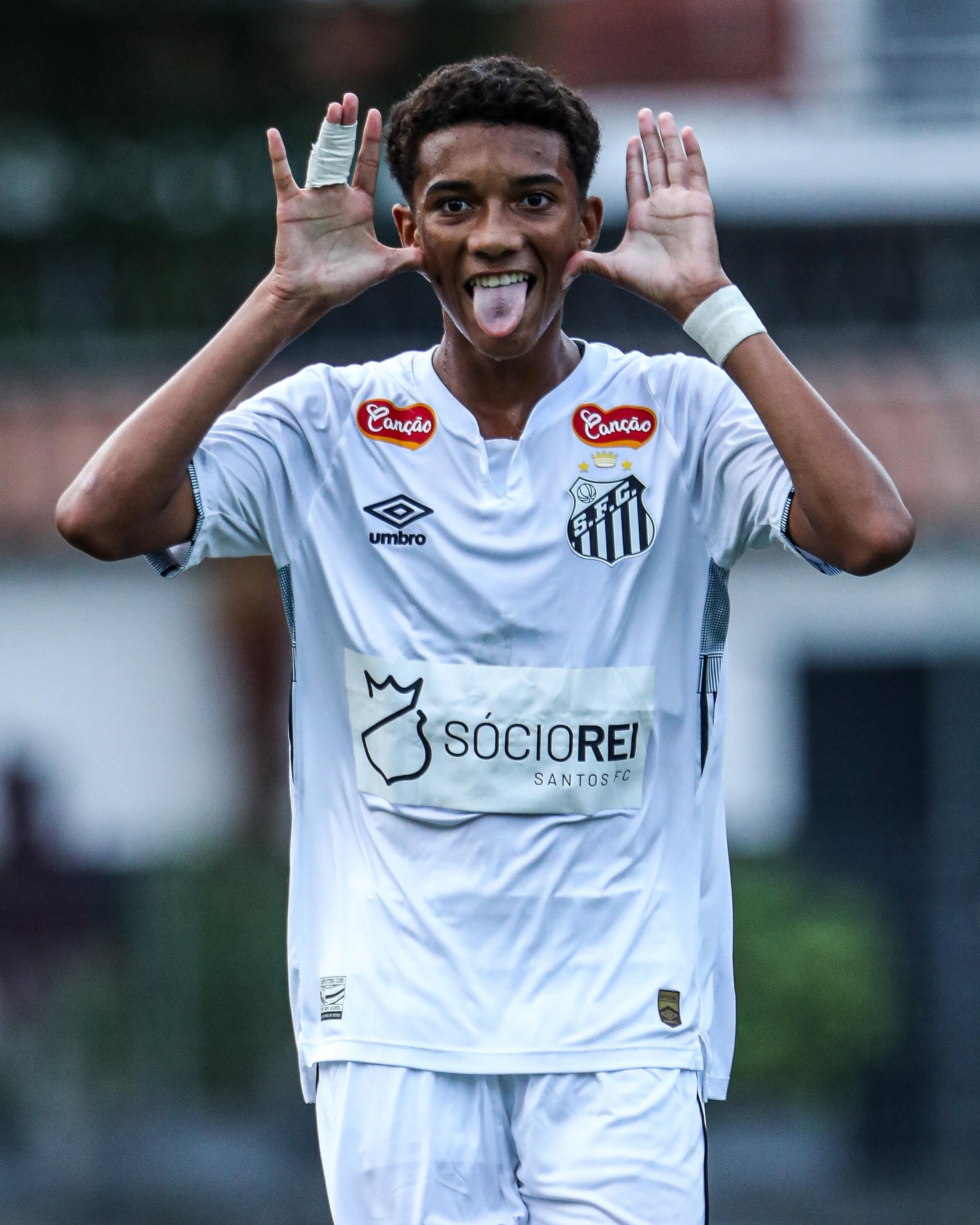 Santos se aproxima de acordo para renovar com Robinho Jr até 2030