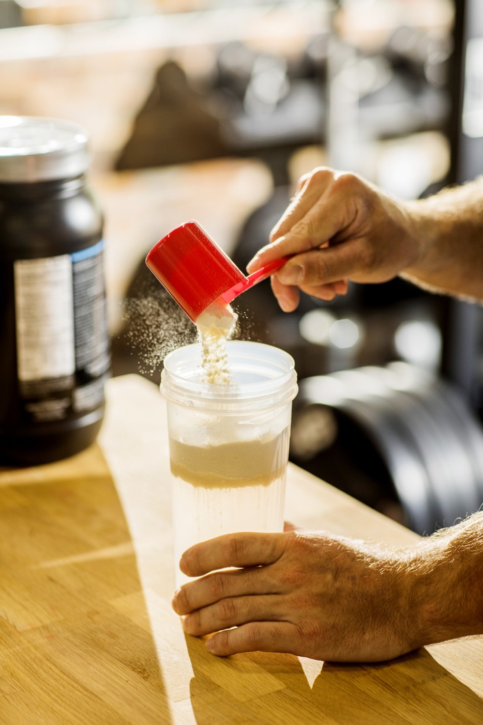O ideal é misturar uma dose de 30 gramas de whey protein com água (nunca com leite) ou fruta — Foto: Istock Getty Images